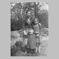 048-0011 Das Pflichtjahrmaedchen bei Jurr mit den Kindern Gerhard und Edith Jurr im Jahre 1939.jpg